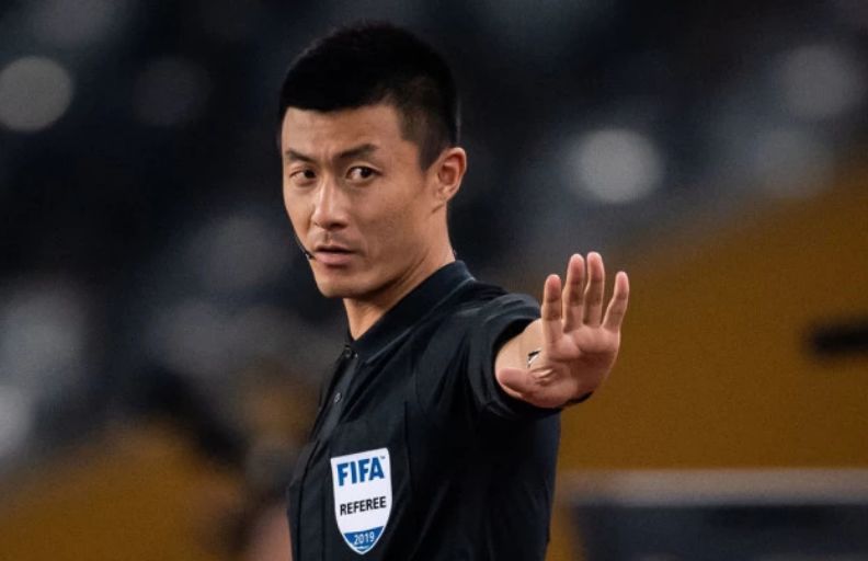 裁判，这球犯规吗？裁判反身一个字：滚！球迷：傅明何“复明”