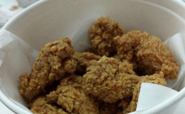 肯德基全家桶里面都有什么东西,肯德基全家桶中间为什么要放纸