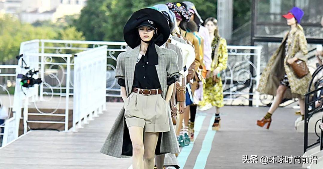 适合冬季脸大显脸小的帽子 (大圆脸适合什么帽子秋冬)