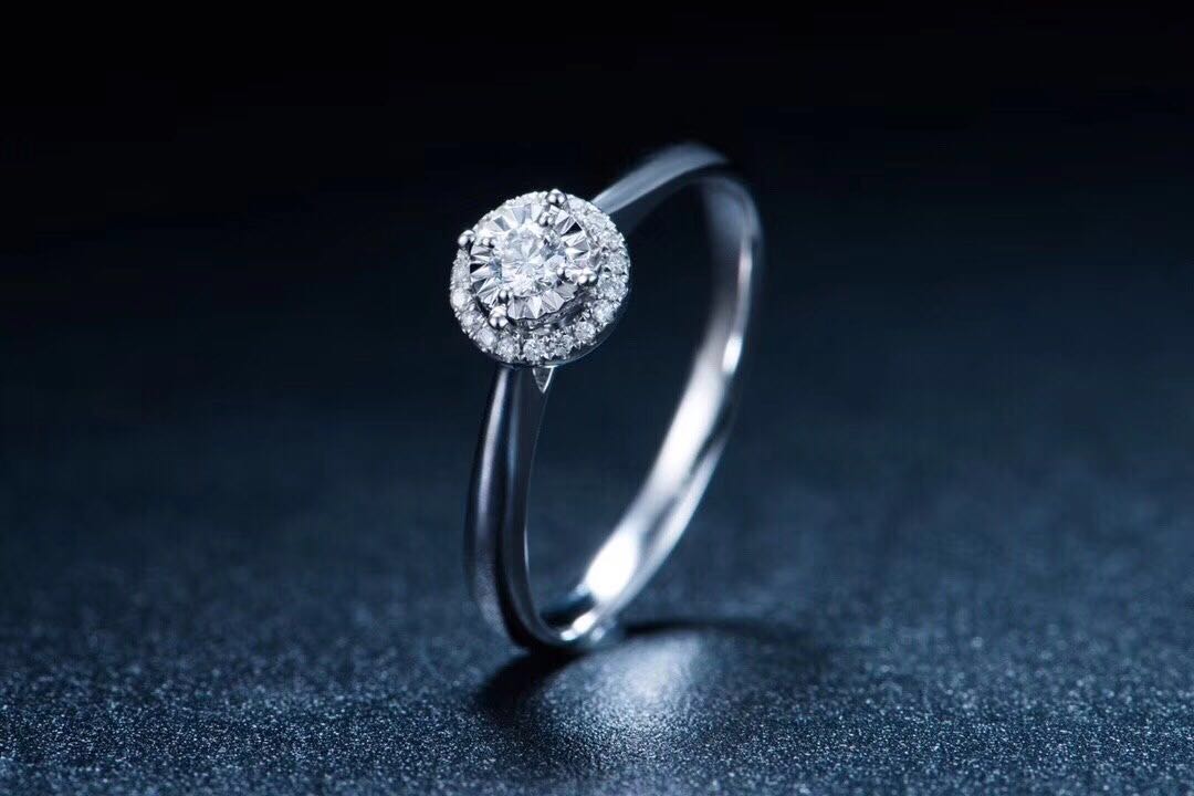 钻戒什么款式戴着实用女,结婚钻戒的选择如何做到省钱实惠