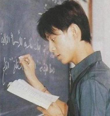 绯闻对象有男有女，但45岁感情仍成谜，他到底在顾忌什么？