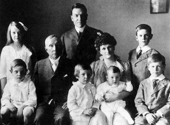 洛克菲勒富不过六代,洛克菲勒家族永远不倒吗