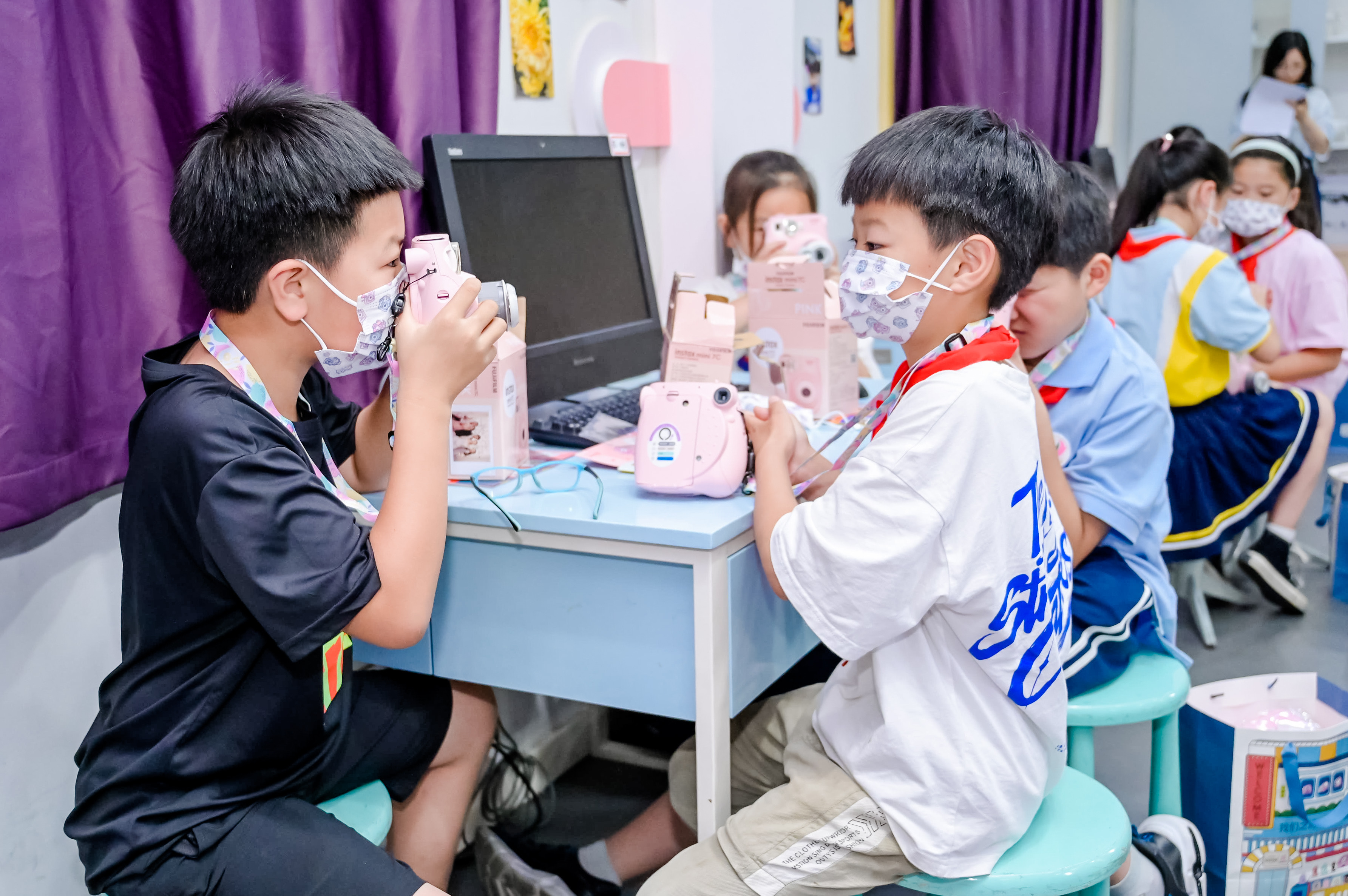 丰富乡镇校园生活拓展摄影爱好富士向金山教育局捐赠拍立得相机