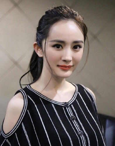 发际线高怎样披头发好看,披头发好看还是扎马尾好看