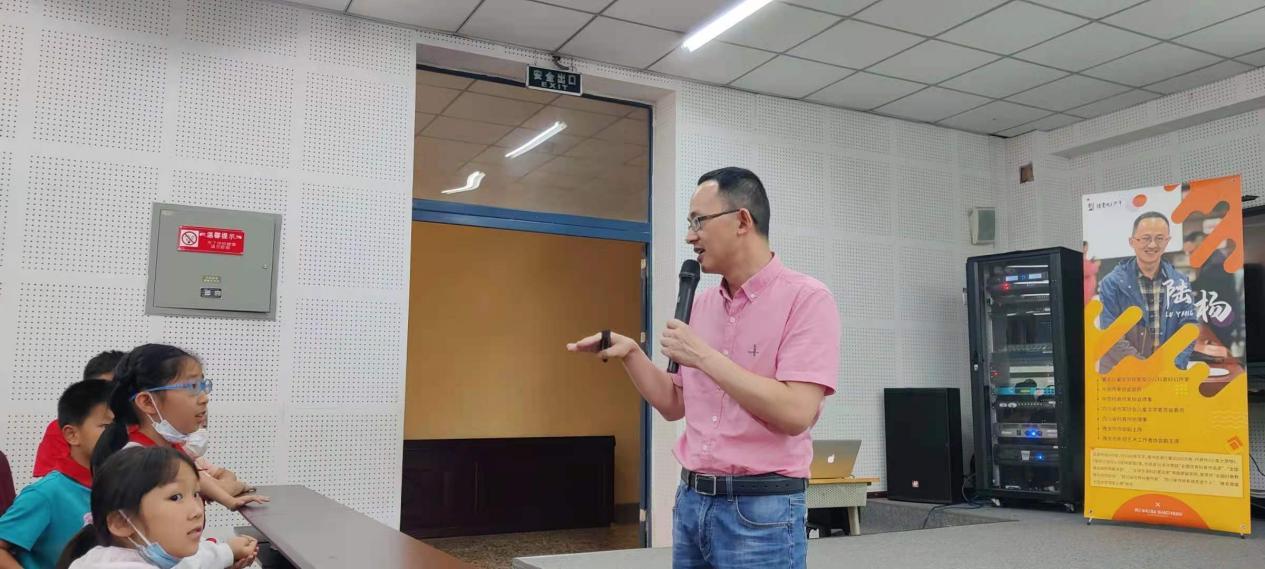 “从科幻预见未来——‘读书吧!少年’”阅读分享会走进成都市梧桐小学校