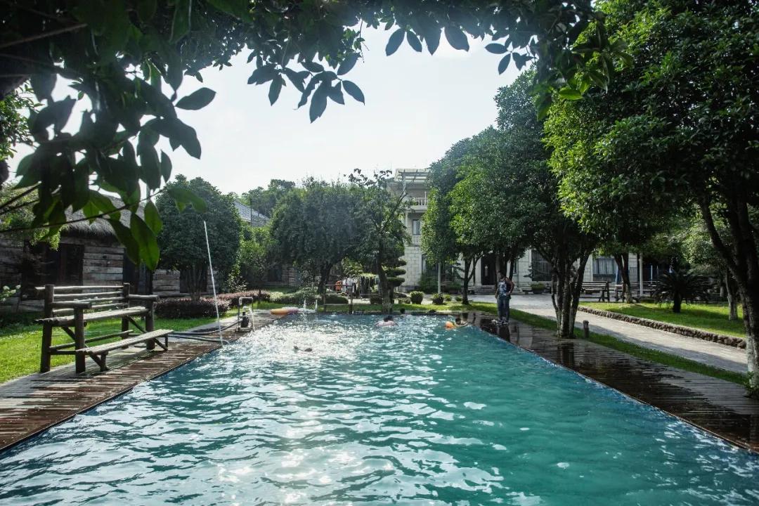 莫干山原木风绿野仙踪花园民宿,莫干山桃坡探险乐园绿野仙踪