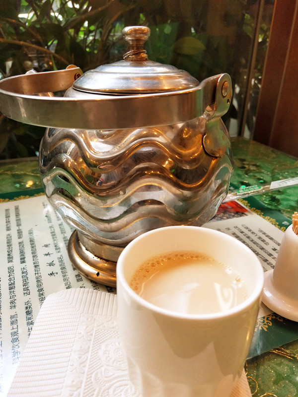 外媒首推京城*疆新**菜餐厅，东四胡同里的弯弯月亮