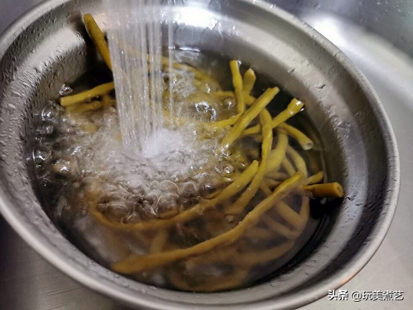 酸豆角怎么弄才好吃,酸豆角腌咸了要怎么变淡的