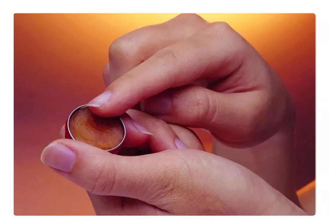 蚊虫叮咬后用清凉油,蚊虫叮咬红色清凉油