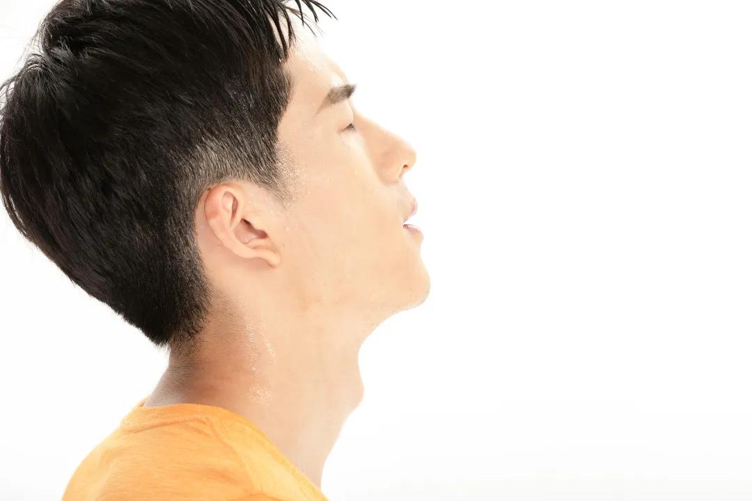 吃饭睡觉也容易出汗是怎么回事,吃饭睡觉出汗多又怕冷是什么原因