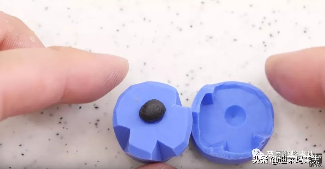 他用攒了一年的指甲，给女友做一个戒指？？这？