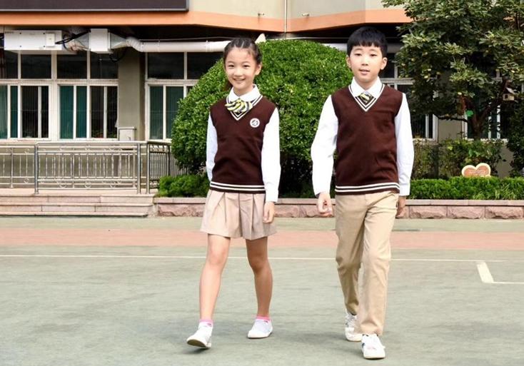 有种“贫穷”叫买不起校服,学校精心“定制”,家长却并不买账