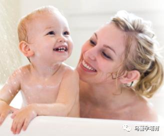 夏天给宝宝洗澡千万别踩这些坑,夏天宝宝洗澡要擦抚触油