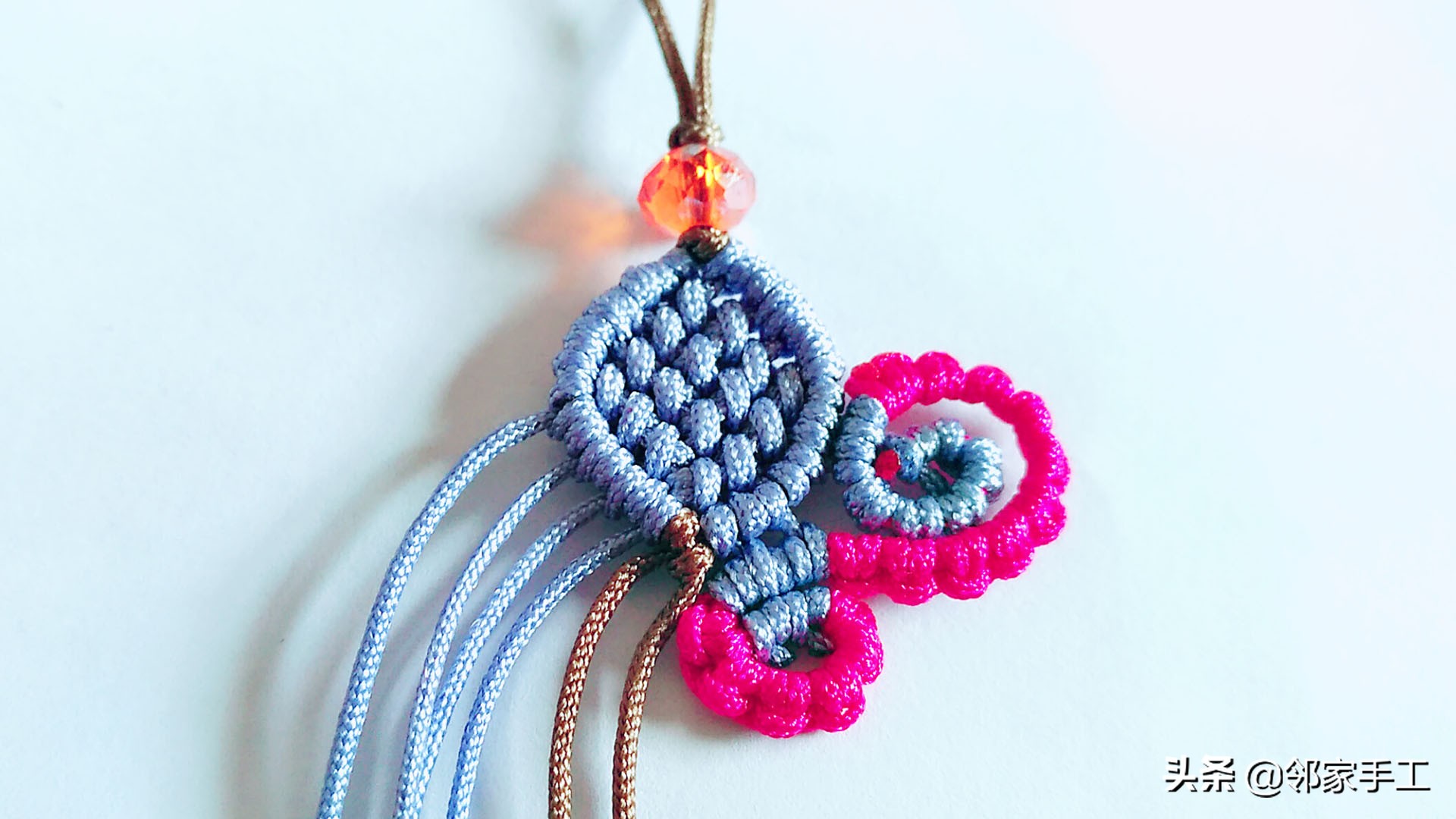 编蝴蝶手机挂件教程,带扣子的手机挂件编法