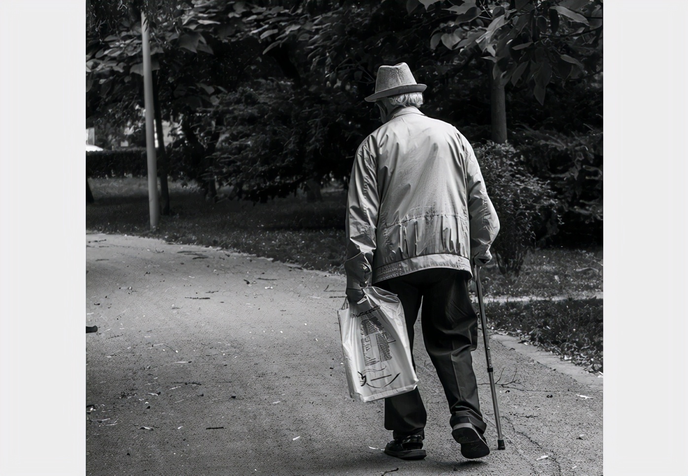 22岁脚踝创伤性关节炎,67岁老人扭伤脚踝