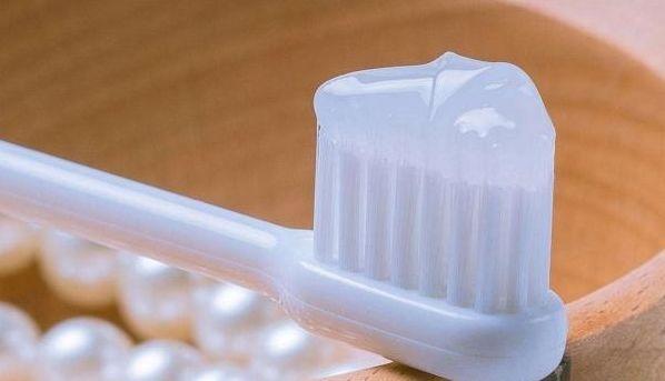 每天刷2次牙还有黑洞?:用“此方法”刷牙,没黑洞才怪呢!