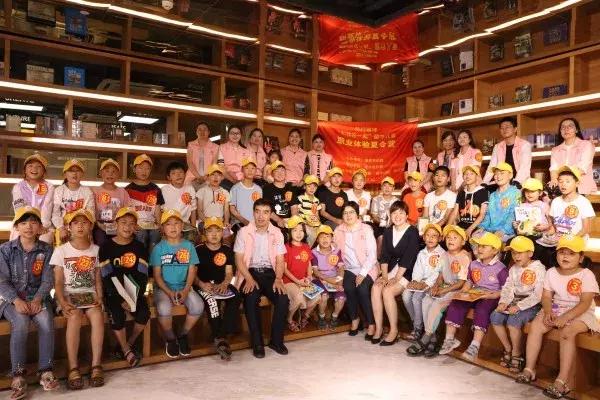 “知行瑞博”和你在一起，体验不一样的夏令营……