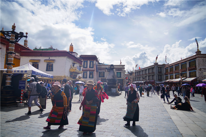 去拉萨旅游的步行街,突然想去拉萨的心情
