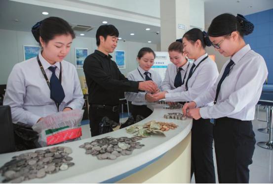 银行不小心给储户多存了钱,储户将这些钱用了,银行会怎么处理?