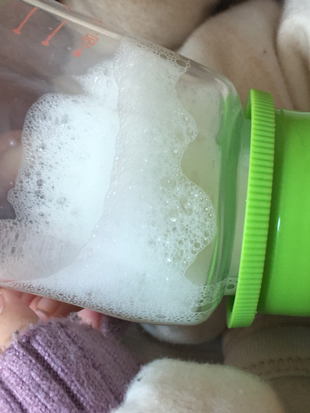 给宝宝冲奶粉总是有气泡怎么回事,奶粉有泡沫宝宝喝进去有什么危害