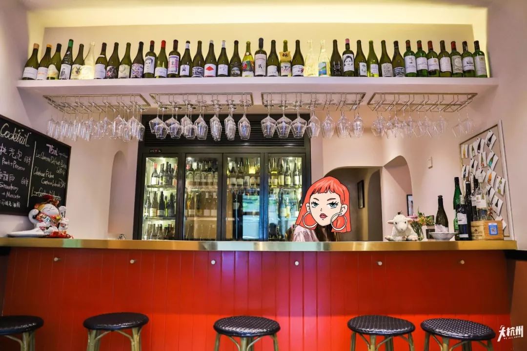 自从走进杭州这家酒吧，我就彻底入了新生代网红“自然酒”的坑