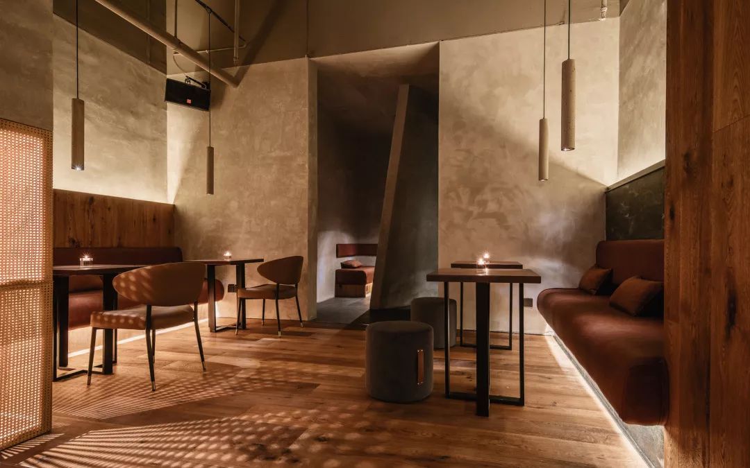 在110㎡空间里创造了两个世界，成都这个酒吧允许你上班时饮酒