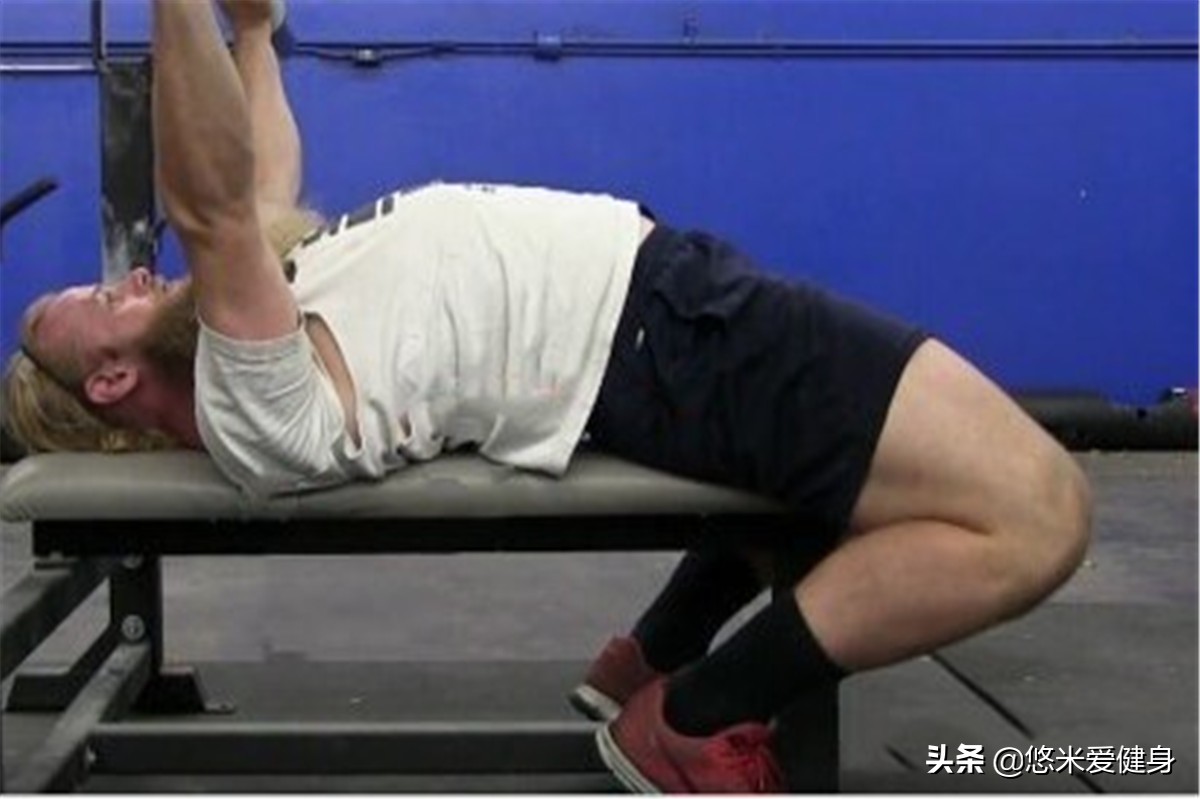 通过7个步骤，完成标准的卧推动作，练厚胸肌更轻松