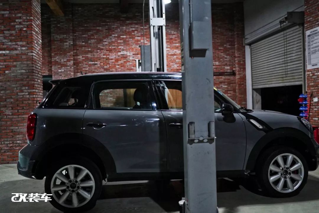 网友花费十几万，把MINI乡下人爆改成大脚怪