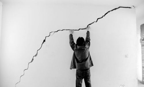 墙面刷漆裂开怎么办,墙面刷漆后有裂纹怎么处理