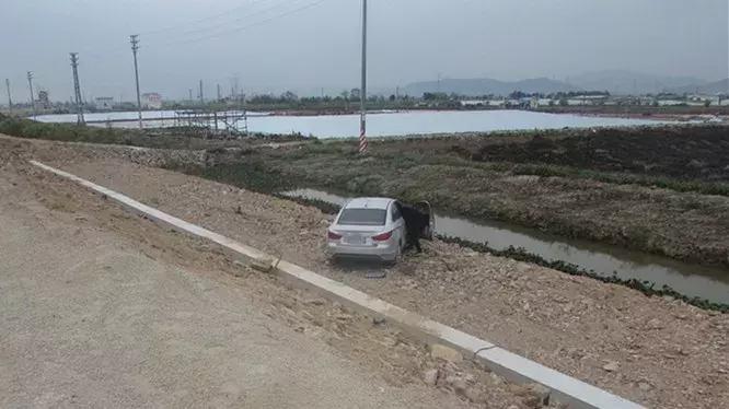 珠海男子开车冲进海里,珠海一男子开车冲到海里