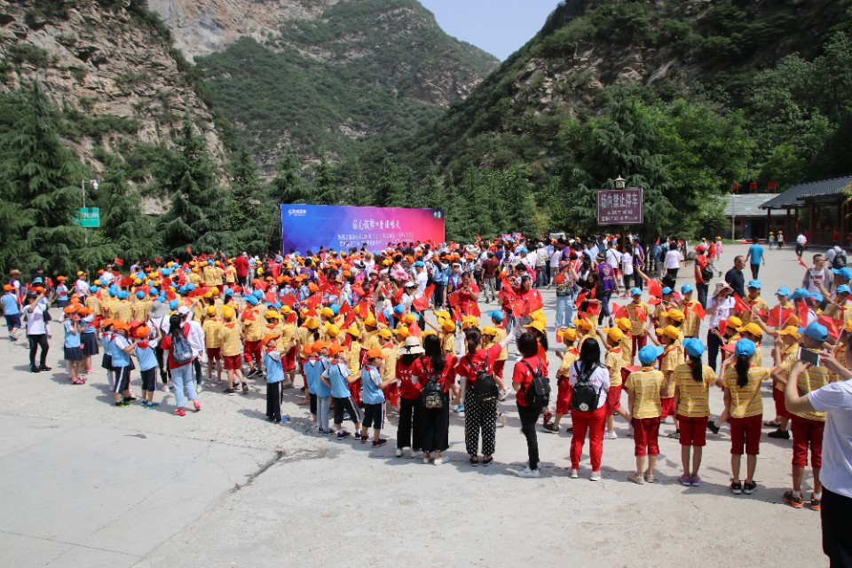 610名可爱的孩子在少华山共绘70米中华龙、千人高歌中国梦!