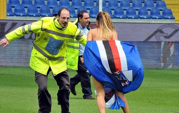 现场视频曝光！西班牙网红足球比赛现场裸奔，不惜蹲守14小时