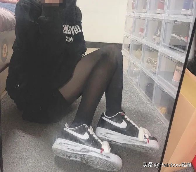 我穿搭学抖音钟爱黑丝配AJ这个社交娱乐至上的时代有何不可?