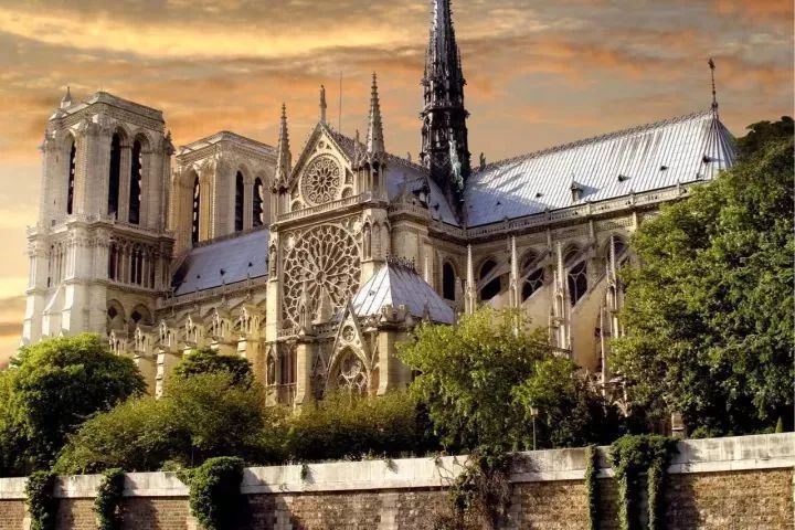 巴黎圣母院教堂叫什么名字,巴黎圣母院和潮州教堂对比