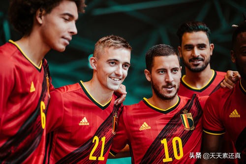 新世纪有两个黄金一代被吹捧为本国史上最强，但成绩都远低于预期