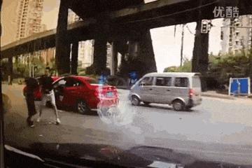 被防狼喷雾喷了眼睛会瞎吗,被防狼喷雾喷到的后果