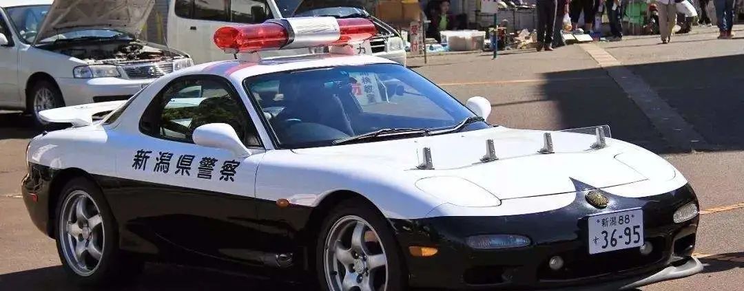 日本交警超跑,日本交警开跑车皇冠