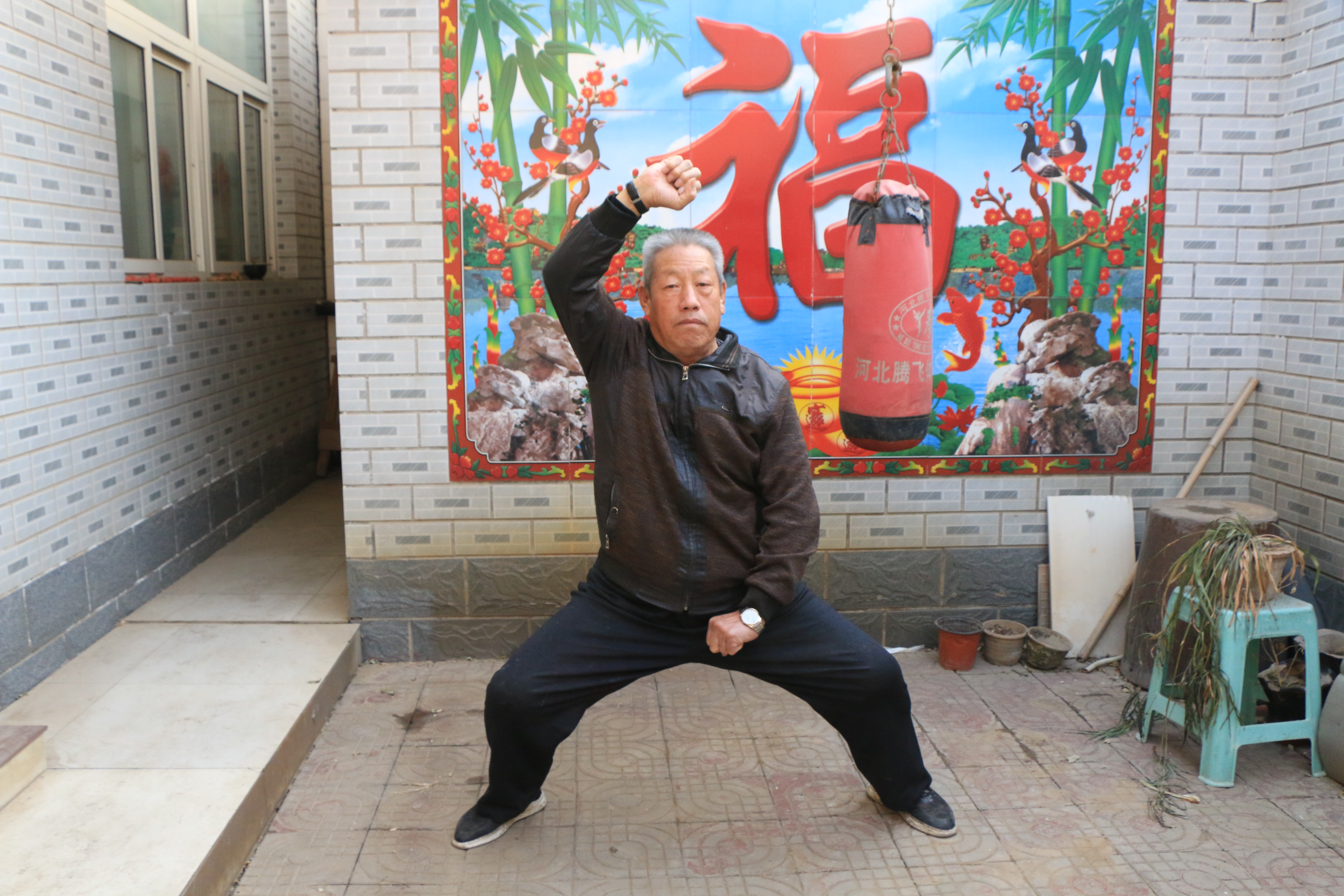 传统武术打不过格斗,飞檐走壁只是电视里唬人的?学武术的人越来越少,20年后,恐怕就没有人练了!