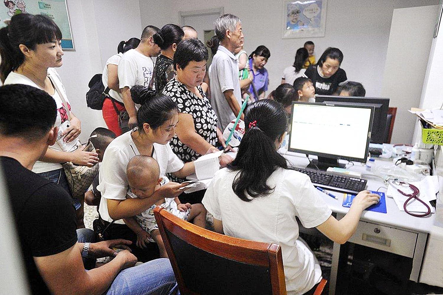 2岁宝宝高烧休克生命垂危,2岁宝宝高烧妈妈不管