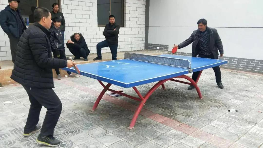 村里来了蹦迪选手,老彭打乒乓球的视频