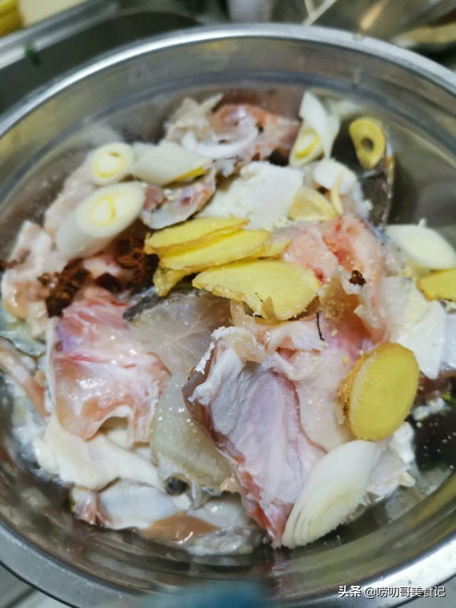 蒜香鲽鱼头家常做法,蒜香鱼头简单又易学