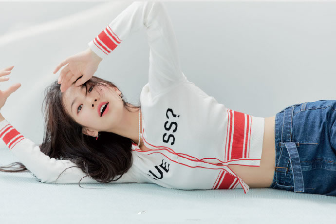 裴秀智穿粉色碎花裙图片,裴秀智黑色破洞牛仔裤