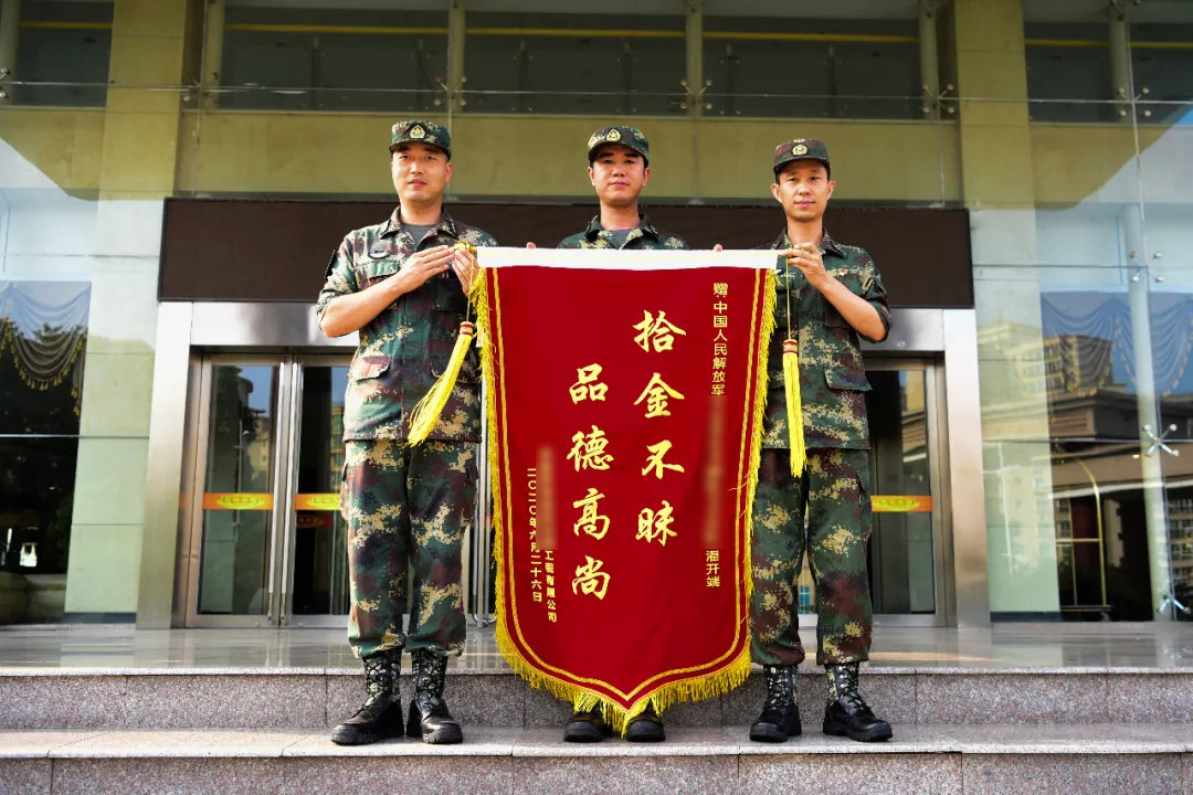 好奇！东风快递小哥居然收到了一份神秘快递