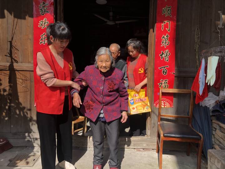 敲敲门、开驿站为留守老人守住幸福夕阳红