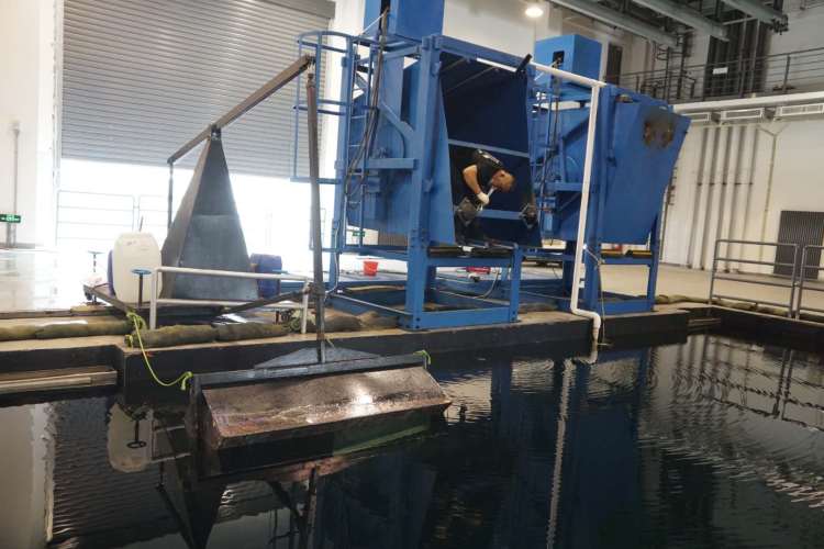 “造雪”“造浪”都有门道，记者带您参观东方影都，揭秘道具、魔音、造浪等影视拍摄幕后