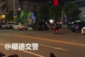 鬼火摩托车炸街民警精准打击,鬼火摩托车深夜炸街