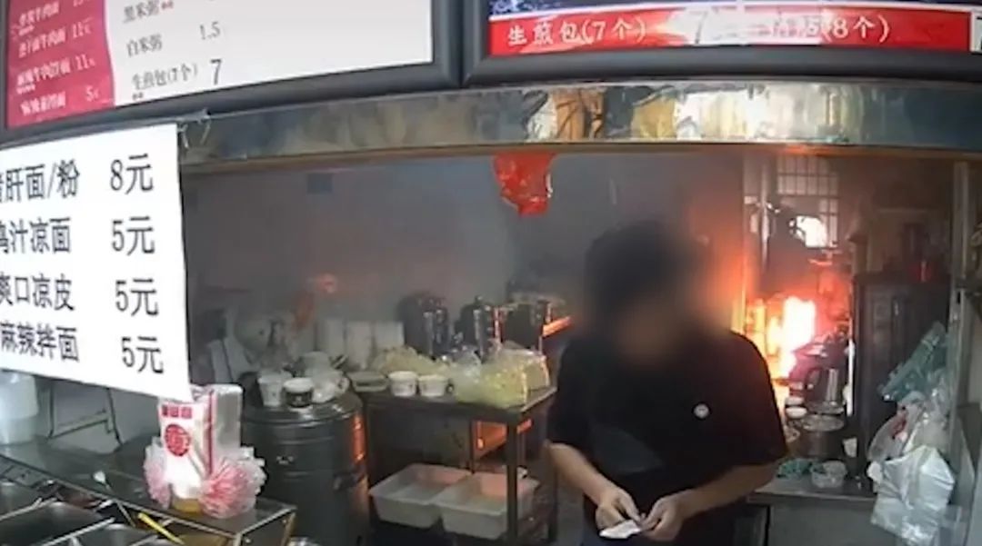 液化气罐着火灭火视频,居民家中液化气罐着火