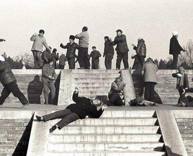 武则天选男宠条件苛刻,1986年一女子模仿她称帝,封4名少年为妃