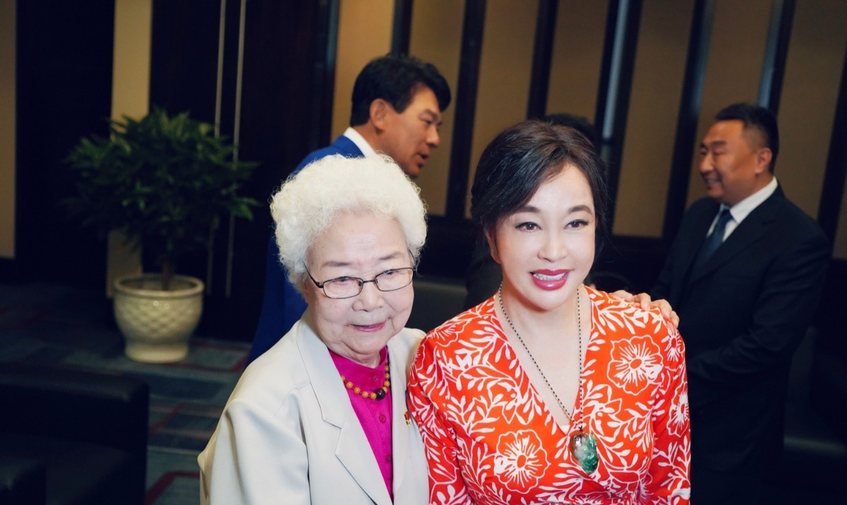 刘晓庆一手戴一个翡翠手镯,刘晓庆办书法展究竟是为了什么