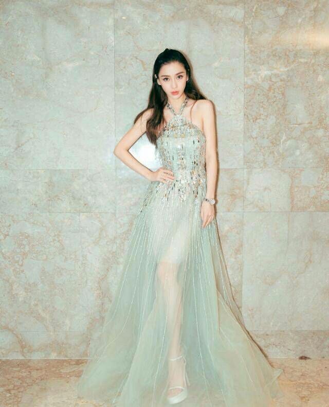 Baby这是碰到了什么造型师？这头发勒的好紧，看着就疼！